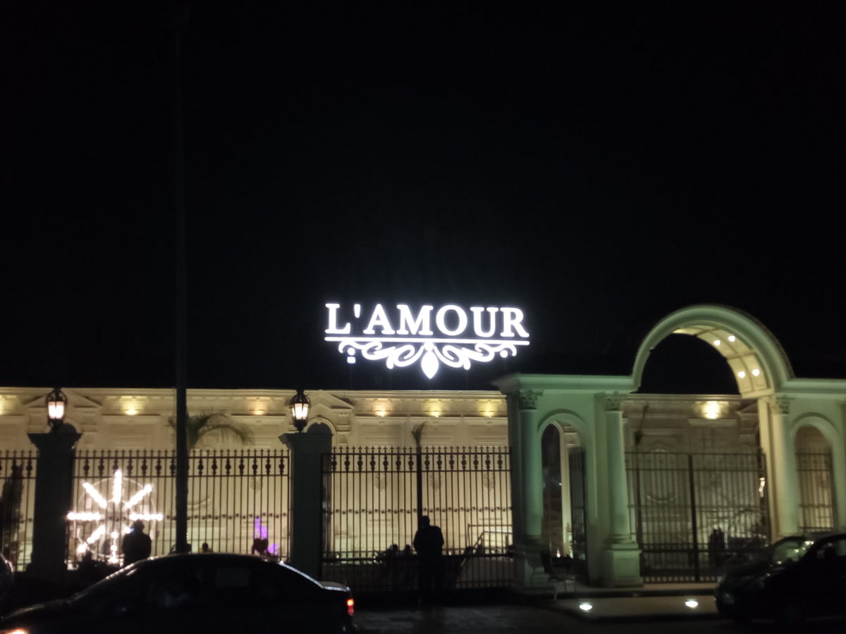 EN soirée ou en pleine nuit, l'enseigne lumineuse de L'Amour est bien visible dans le quartier Kafr Nassar au Caire